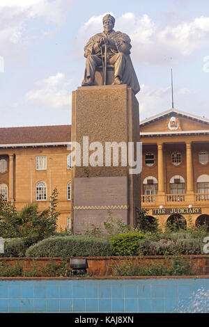 Nairobi, Kenya - Luglio 09, 2017: Jomo kenyatta statua che si trova nella parte anteriore del potere giudiziario a Nairobi in Kenya. Foto Stock