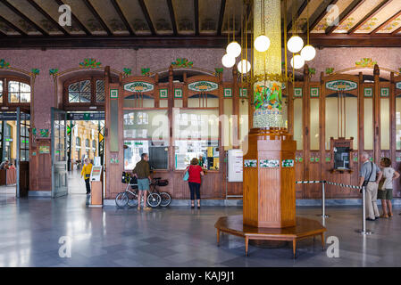 Stazione ferroviaria di Valencia stazione ferroviaria interna, vista in stile modernista biglietteria presso la Estacion del Norte (1915) stazione ferroviaria di Valencia Foto Stock