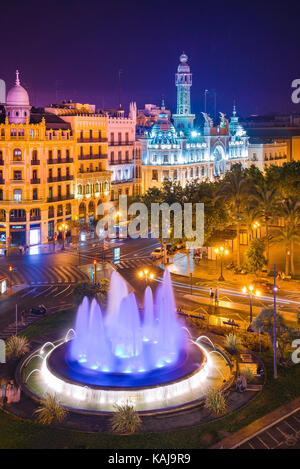 Valencia Plaza del Ayuntamiento notte, vista di notte della colorata fontana illuminata in Plaza del Ayuntamiento nella città di Valencia, Spagna. Foto Stock