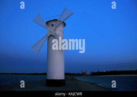 Stawa mlyny - un faro a forma di mulino a vento a swinoujscie, West Pomerania voivodato, Polonia. Foto Stock