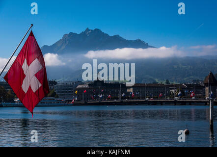 Bandiera svizzera con vista del Monte Pilatus in Luzern Foto Stock