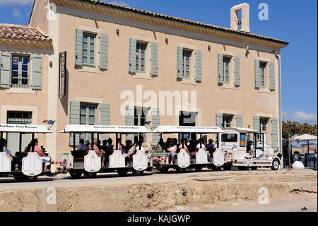 Piccolo treno turistico lungo il Canal du midi vicino a Beziers Foto Stock