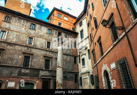 Vecchia strada accogliente in italia a Roma. fondo di architettura Foto Stock