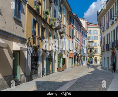 Piccola colorata Street nel quartiere alla moda di Brera a Milano, Lombardia, Italia Foto Stock