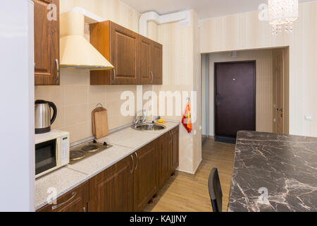 Interno della cucina moderna e ingresso dell'appartamento Foto Stock