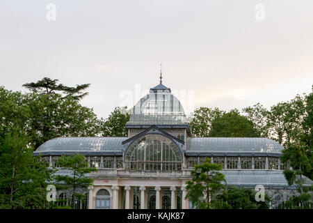 Il palazzo di cristallo (palacio de Cristal) nel parco del Retiro di Madrid, Spagna. Foto Stock