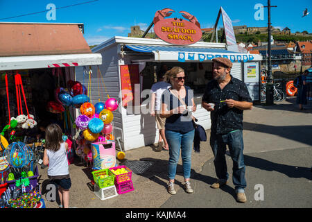 Whitby Harbourside di stallo di frutti di mare, Whitby, North Yorkshire Foto Stock
