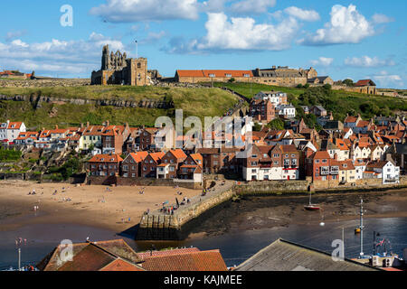 Whitby East Cliff panoramica con la chiesa di Santa Maria e abbey Foto Stock