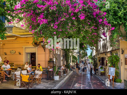 Cafe e la taverna su Lisiou Street nel quartiere di Plaka, Atene, Grecia Foto Stock