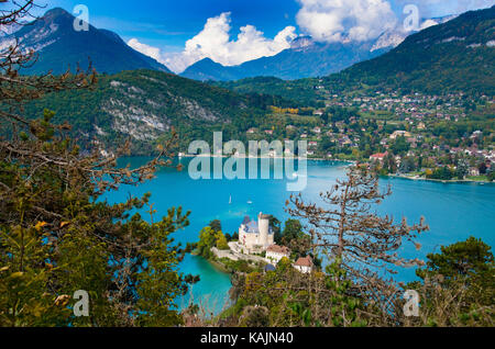 Vista del castello di duingt nelle Alpi francesi Foto Stock