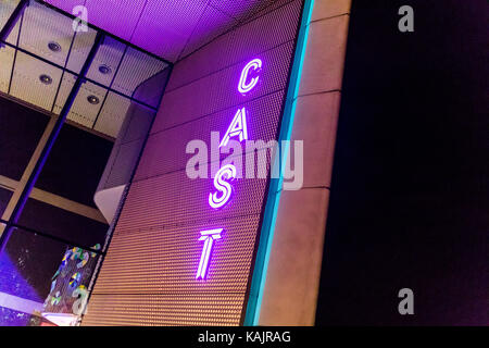 Segnale illuminato di Cast, luogo di spettacolo su Sir Nigel Gresley Square, Doncaster, South Yorkshire, Regno Unito Foto Stock