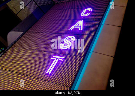 Segnale illuminato di Cast, luogo di spettacolo su Sir Nigel Gresley Square, Doncaster, South Yorkshire, Regno Unito Foto Stock