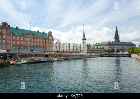 COPENAGHEN, DANIMARCA - 24 luglio 2017: Borsen; la Borsa costruita nel XVII secolo, si trova in via Børsgade lungo il canale di Copenhagen Foto Stock