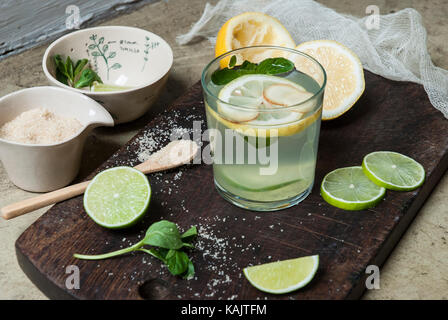 Limonata Fresca con succo di limone, lime, menta e zenzero Foto Stock