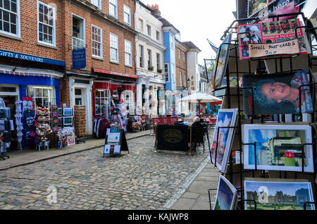 Una vista di Thames Street in Windsor, casa di posti per mangiare e negozi di souvenir. Foto Stock