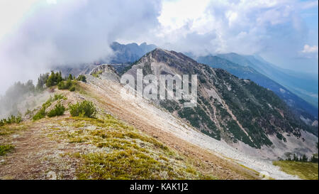 Kicking Horse mountain (Golden, BC, Canada) ridge e il sentiero escursionistico in un giorno nuvoloso. Foto Stock