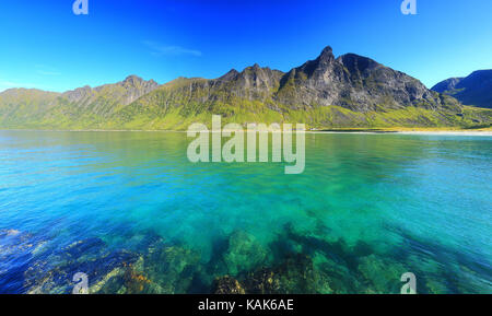 Mare di Norvegia con acqua color smeraldo. famoso posto sulla isola di senja ersfjord beach. bellissima natura della Norvegia in estate una giornata di sole. Foto Stock