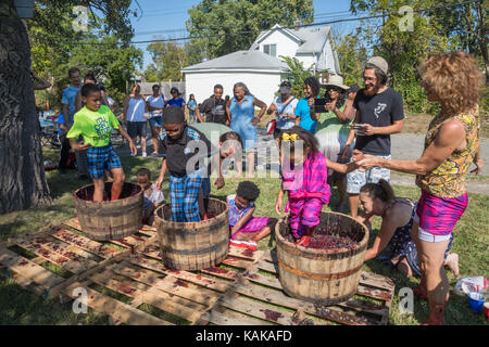 Detroit, Michigan - i bambini partecipano in un'uva stomping concorso presso un block party in morningside quartiere. Foto Stock