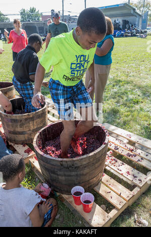 Detroit, Michigan - i bambini partecipano in un'uva stomping concorso presso un block party in morningside quartiere. Foto Stock