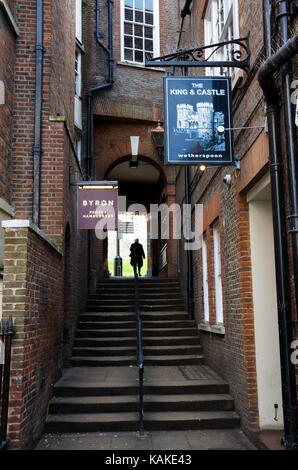 Gradini che conducono attraverso uno stretto vicolo, dirigendosi verso Thames Street in Windsor, Regno Unito Foto Stock