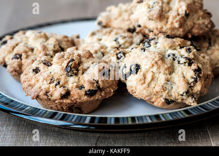 Torte inglesi di roccia appena sfornate su un piatto Foto Stock