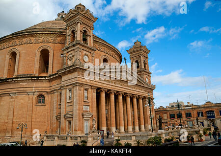 Mosta sull isola di Malta vanta la terza più grande cupola non supportato nel mondo dedicata all'assunzione. Foto Stock