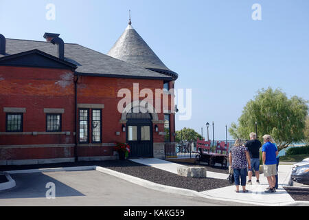 Beach Street Station un vecchio CPR Stazione ferroviaria Edificio recentemente spostati per essere più vicini al Lago Huron e ora un popolare Resta Foto Stock