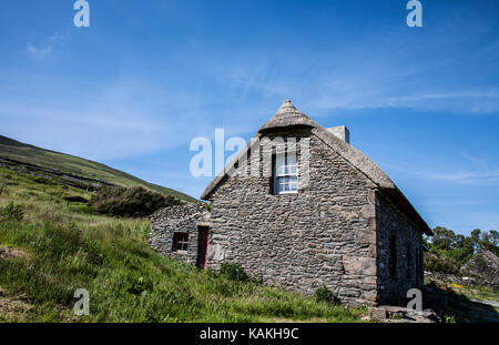 Sito storico 19th secolo carestia Cottage Fahan, Dingle Peninsula, Slea Head, Co County Kerry, Irlanda paesaggi, Casa in pietra della carestia irlandese Foto Stock