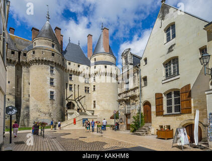 Francia, Indre-et-Loire department, Touraine, occupato Rue Gambetta in Langeais che conducono verso la tardo medievale Château de Langeais Foto Stock