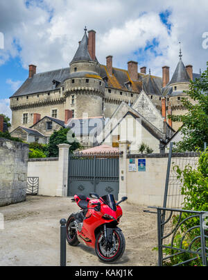 Francia, Indre-et-Loire department, Touraine, Langeais, vicolo vista sulle torri e merli di Château de Langeais Foto Stock