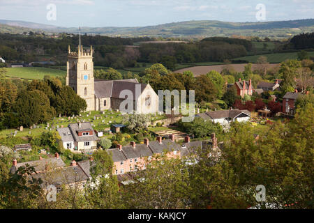 Vista su St Nicholas Chiesa parrocchiale di Montgomery e shropshire colline al confine gallese Foto Stock