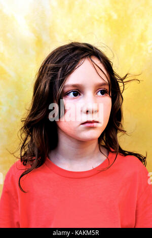 Bellissima mezza spagnolo/inglese ragazzo con capelli lunghi, Barcelona, Spagna. Foto Stock