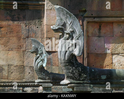 Cinque capitanato vecchio naga sculture a prasat hin di phnom rung, antico tempio Khmer in buriram provincia della Thailandia Foto Stock