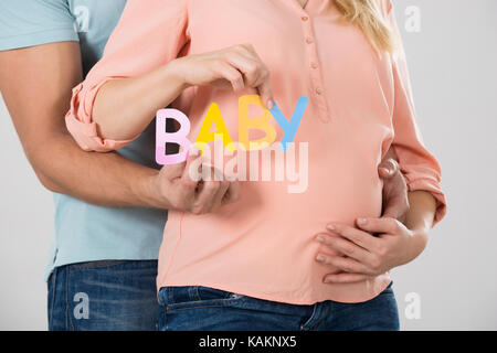 Sezione mediana di aspettativa giovane azienda parola baby su sfondo bianco Foto Stock