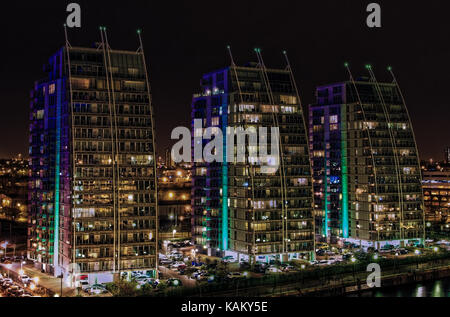 Salford Quays edifici tra cui Media City, il Museo Imperiale della Guerra a Salford, Manchester, Inghilterra, Regno Unito Foto Stock