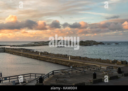 Mattina presto. Panchine di fronte al mare, con Faerder National Park sullo sfondo, vista da Verdens Ende a Vestfold Norvegia Foto Stock