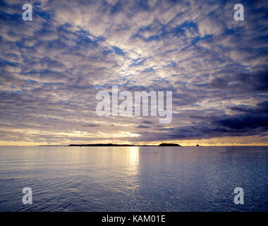 Le isole del canale guernsey. vista cool alba sopra herm e jethou isole. Foto Stock