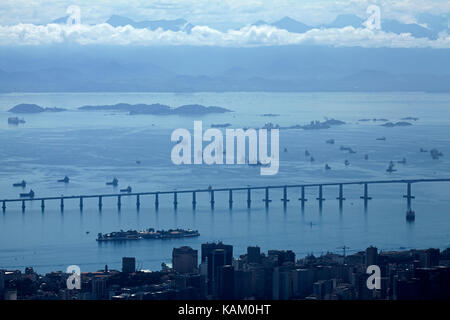Barche e il Presidente Costa e Silva Bridge (13 km di lunghezza) attraverso Guanabara Bay tra Nitreoi e Rio de Janeiro, Brasile, Sud America Foto Stock
