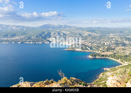 Cassis vista dal Capo Canaille top, Francia. Bellissimo paesaggio francese. Foto Stock