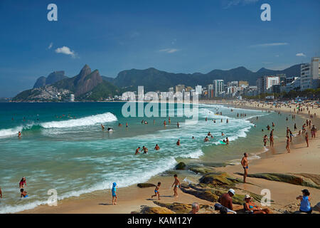 La gente sulla spiaggia di Ipanema, rio de janeiro, Brasile, Sud America Foto Stock