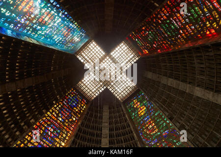 Vetrate e interni della Catedral Metropolitana de São Sebastião, Centro, Rio de Janeiro, Brasile, Sud America Foto Stock