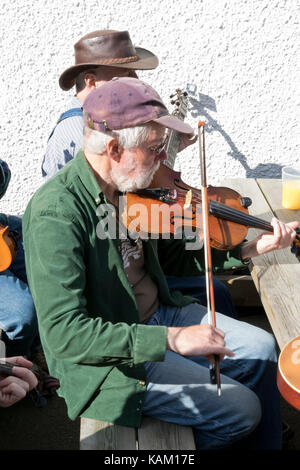 Riproduzione maschile fiddle a Orkney folk festival Foto Stock