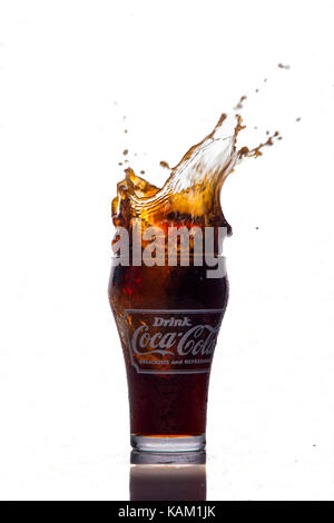 Glas con coke splash Foto Stock