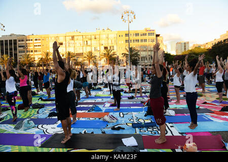 International Yoga giorno in Tel Aviv. La pratica dello yoga a Rabin sq. Foto Stock