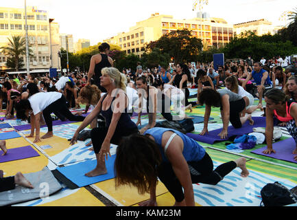 International Yoga giorno in Tel Aviv. La pratica dello yoga a Rabin sq. Foto Stock