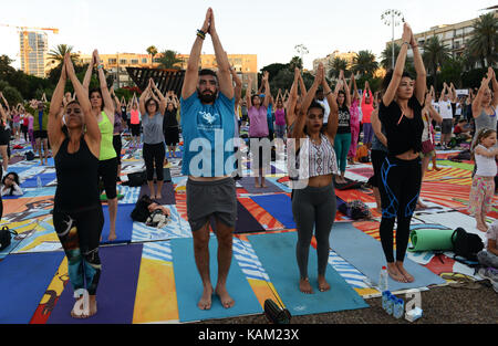 International Yoga giorno in Tel Aviv. La pratica dello yoga a Rabin sq. Foto Stock