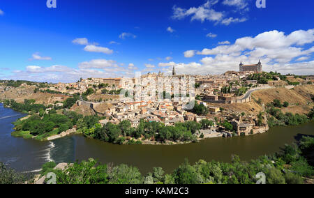 Toledo città vecchia skyline della città e del fiume Tagus in Spagna Foto Stock