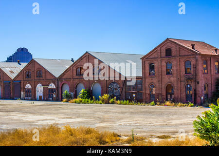 Vintage edifici in mattoni una volta usati per la manutenzione ferroviaria Foto Stock