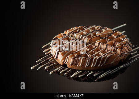 Round i cookie su uno sfondo scuro con la riflessione Foto Stock