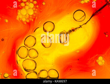 Bolle in acqua formata mediante iniezione giallo rosso sfondo arancione Foto Stock